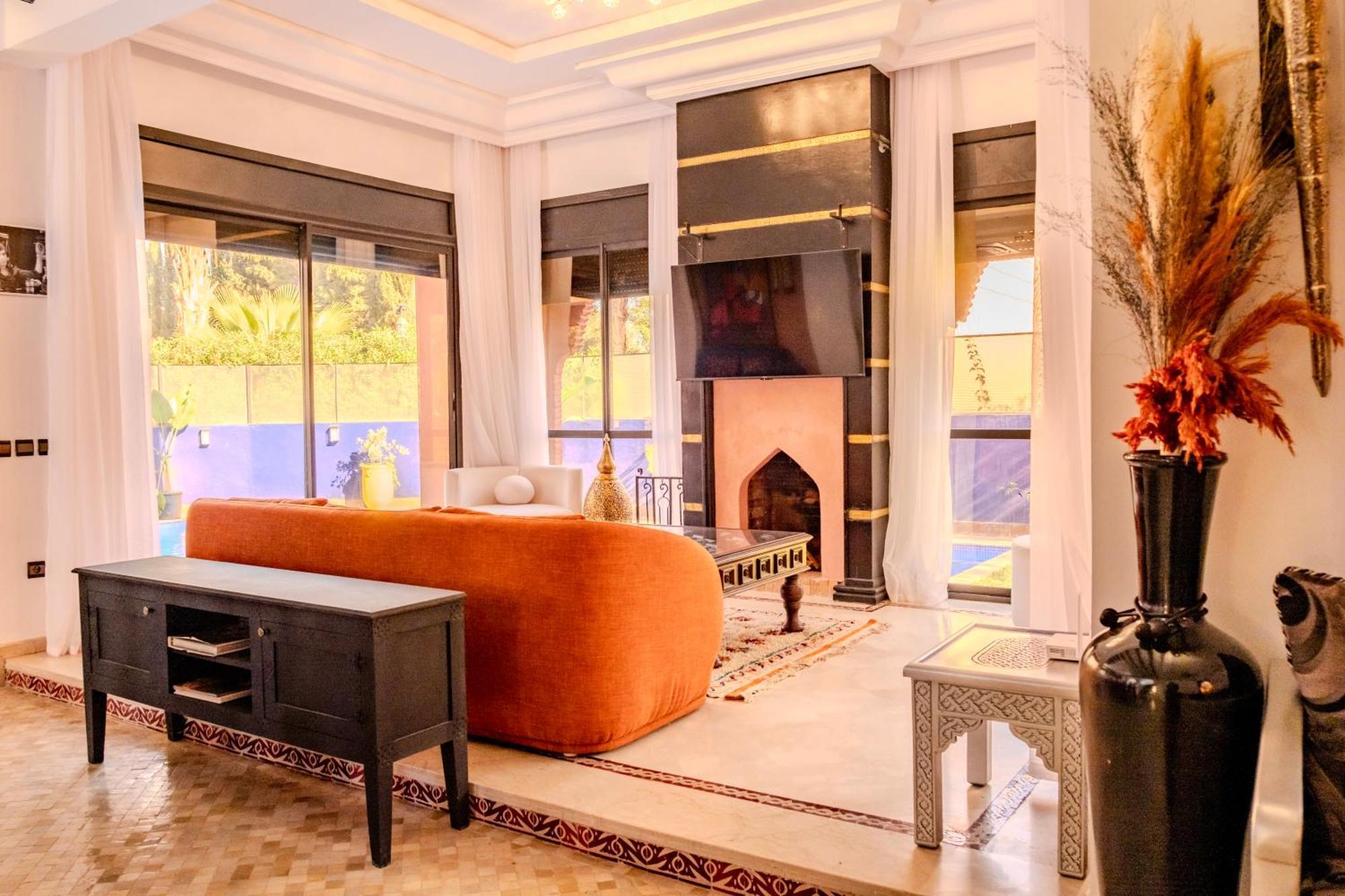 Villa Luxury With Pool, Garden & Gated Security *