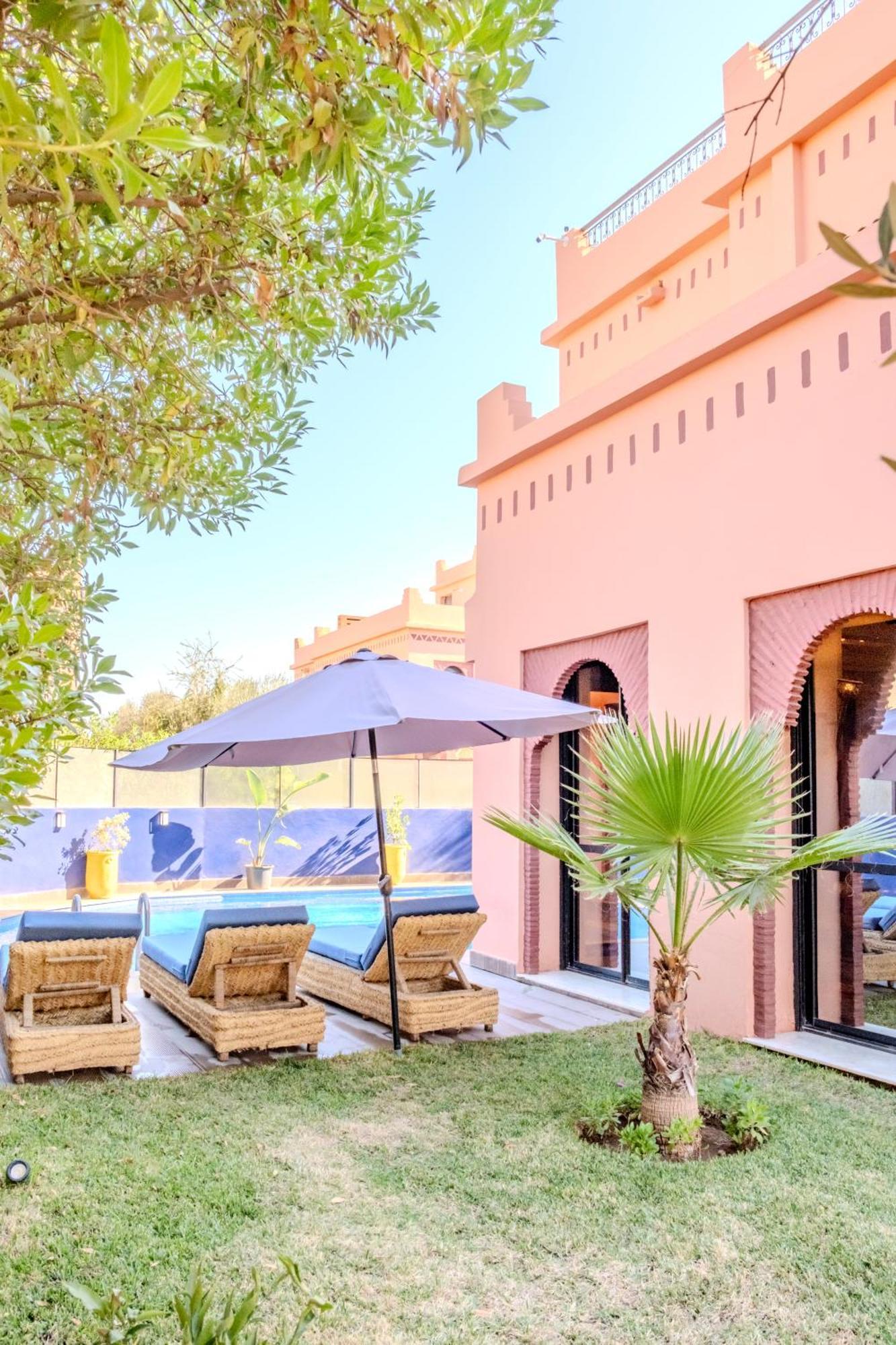 Luxury With Pool, Garden & Gated Security *
