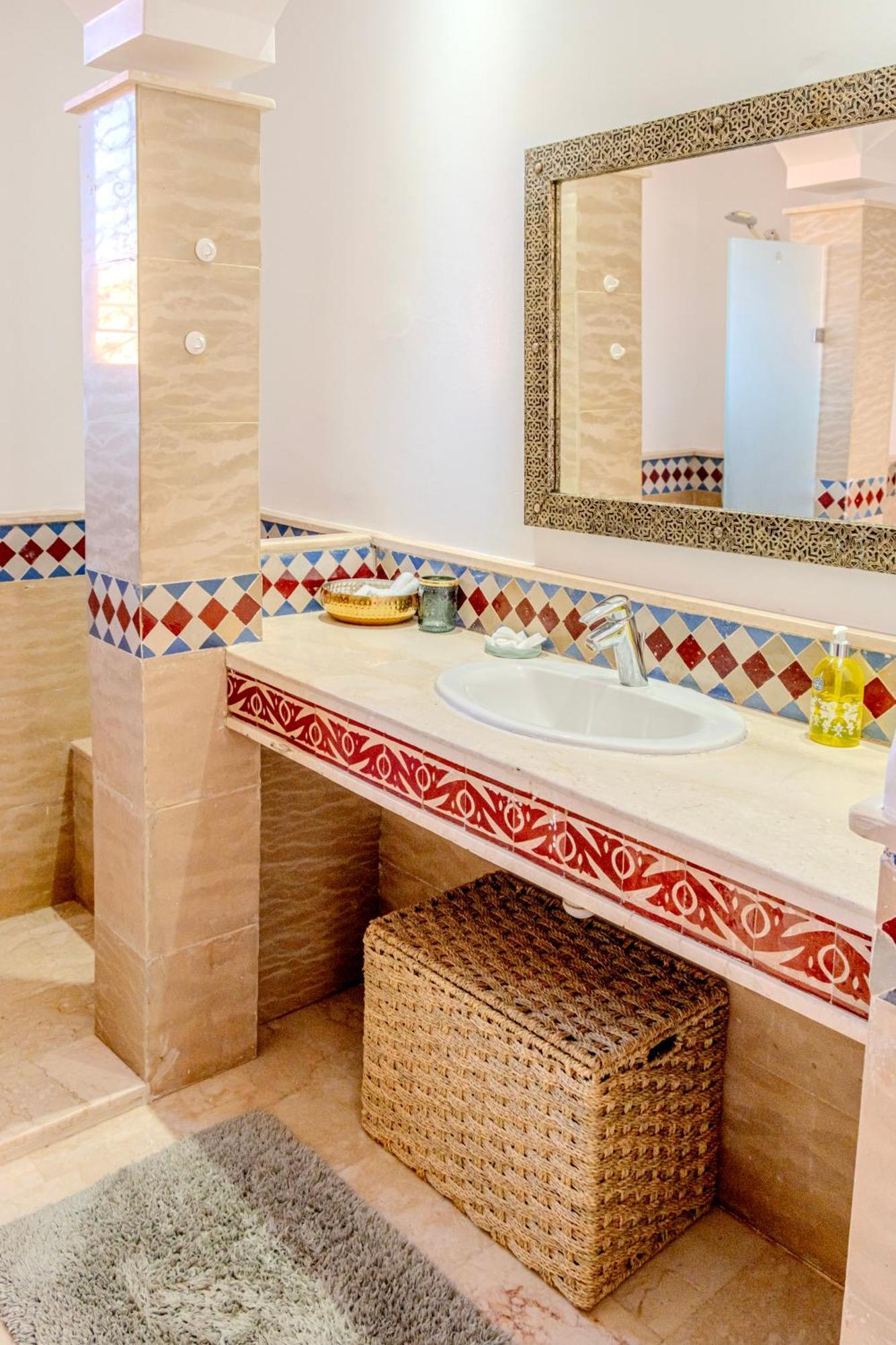 Luxury With Pool, Garden & Gated Security *